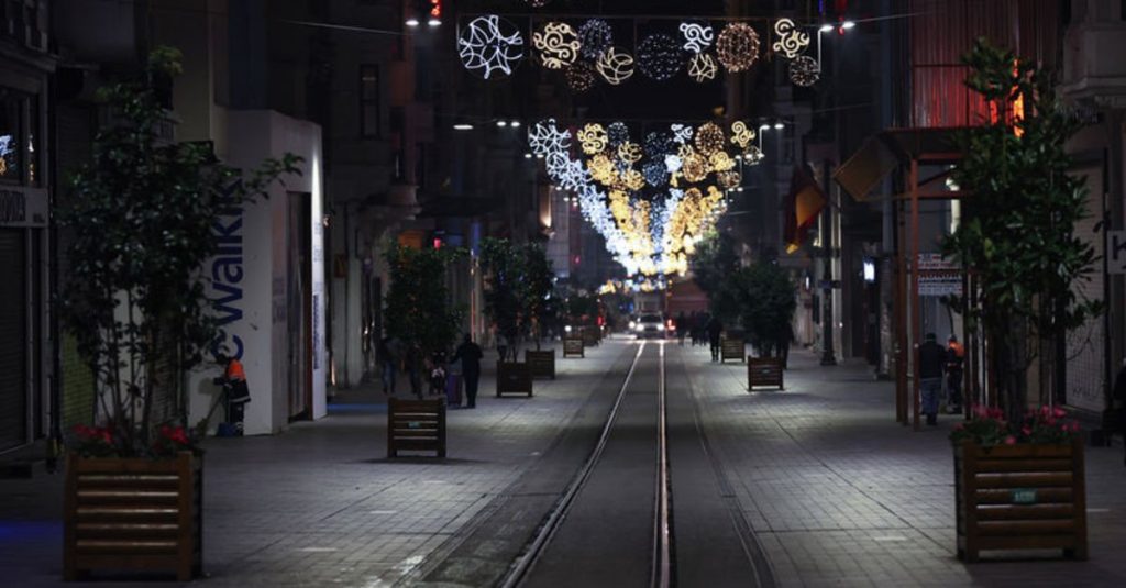 Pazartesi saat 05.00’te bitecek sokağa çıkma kısıtlaması başladı.